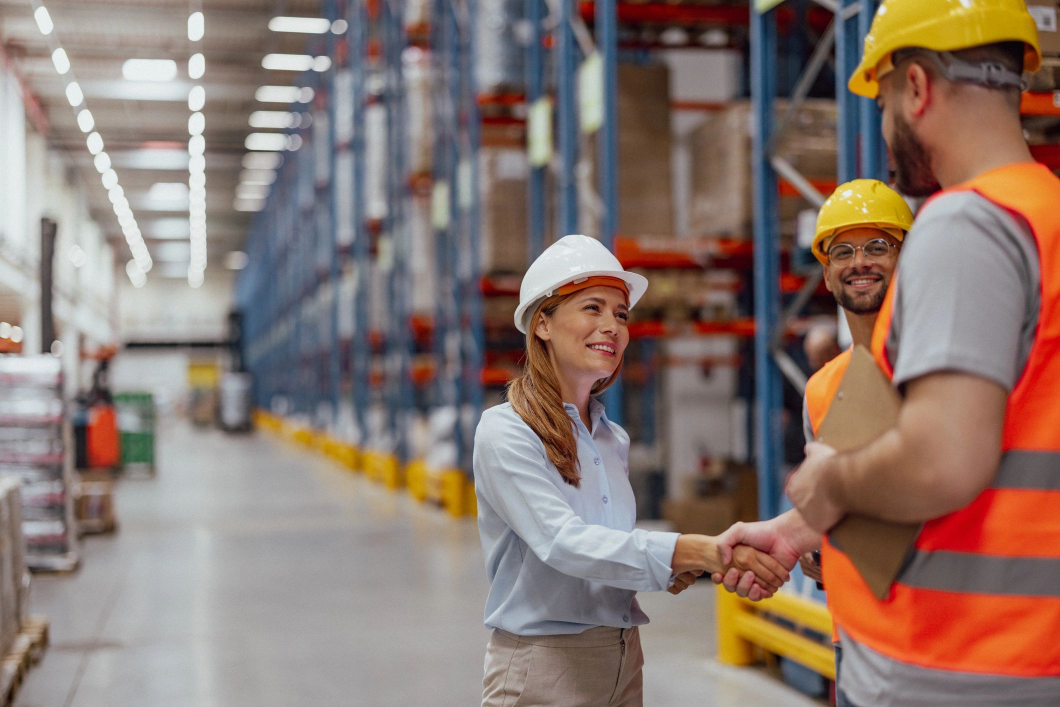 Packaging team collaboration in warehouse
